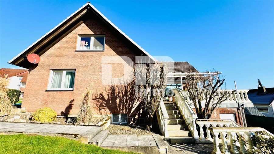 Einfamilienhaus BJ 1980 mit Einliegerwohnung, Studio + Dachterrasse - Rückansicht mit Terrasse